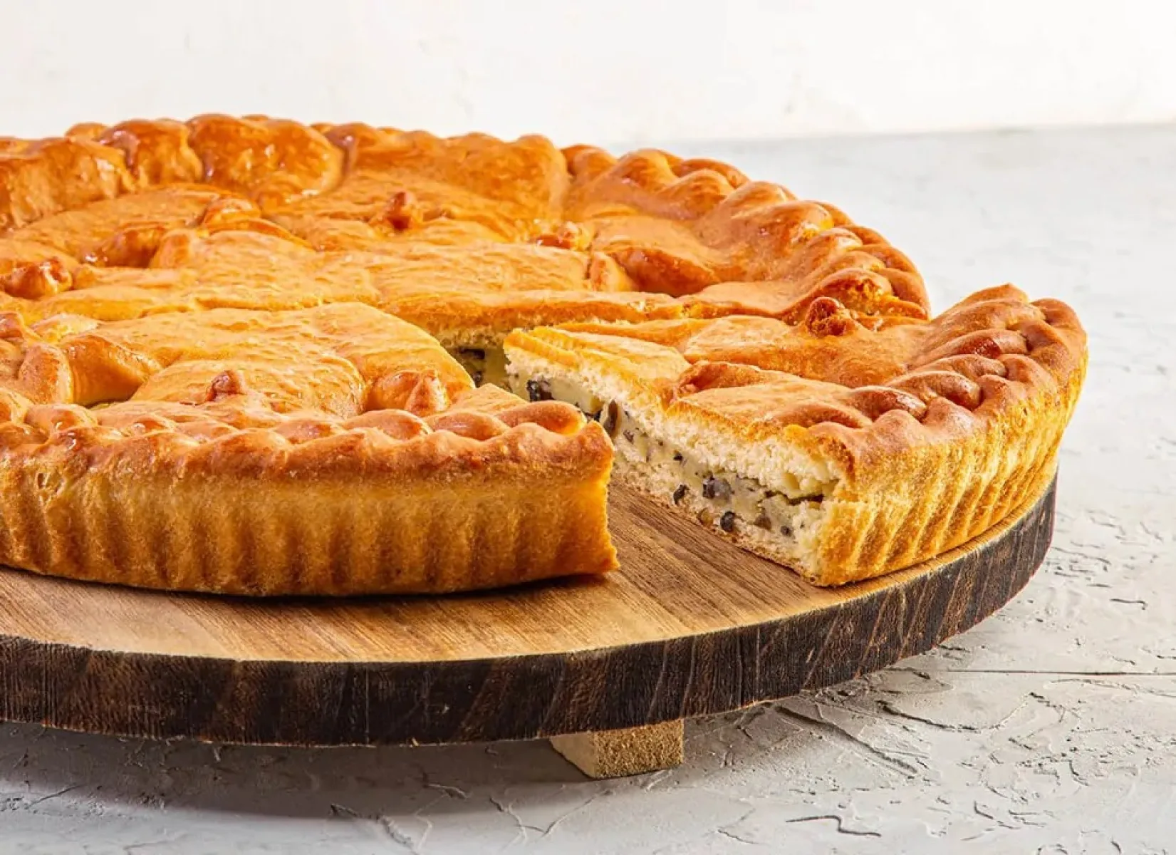 Пирог с грибами и картофелем