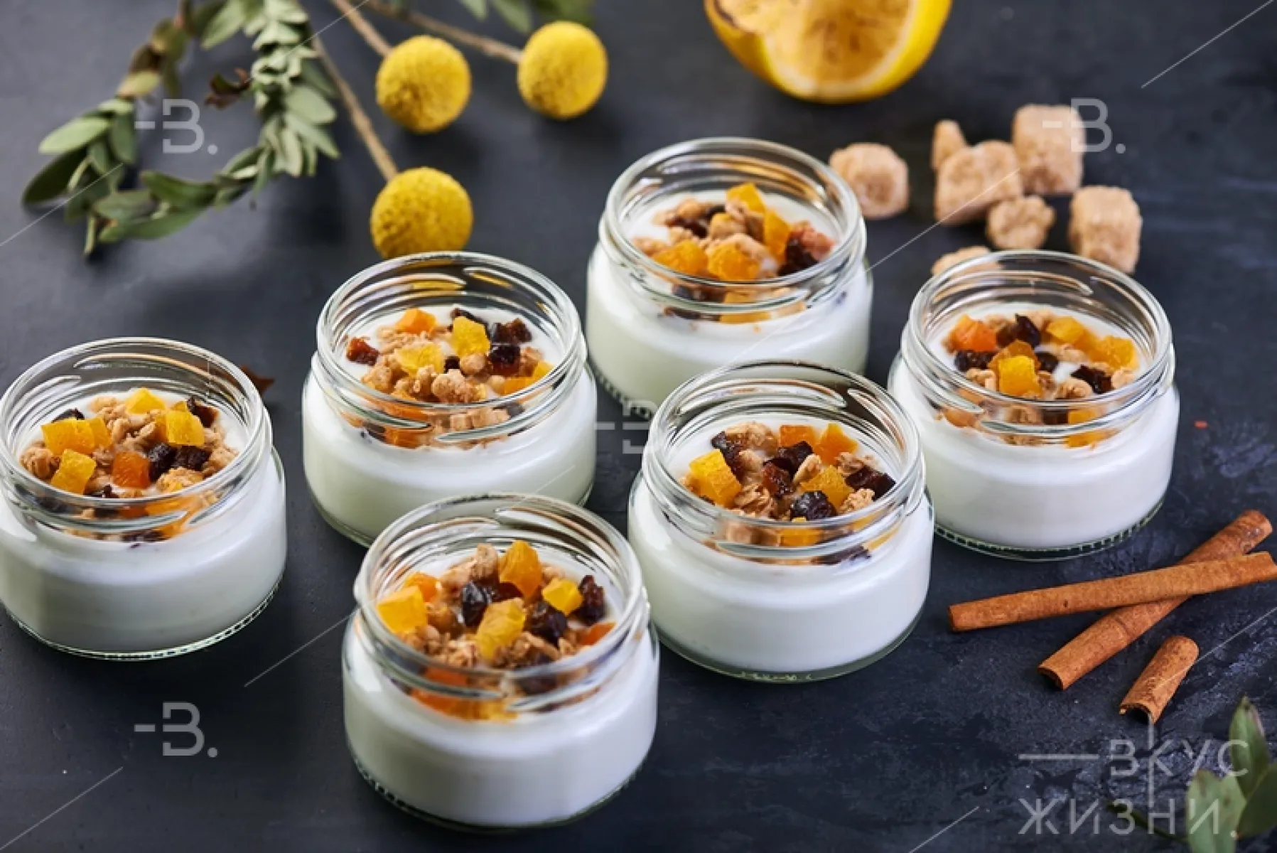 Йогурт с гранолой и сухофруктами