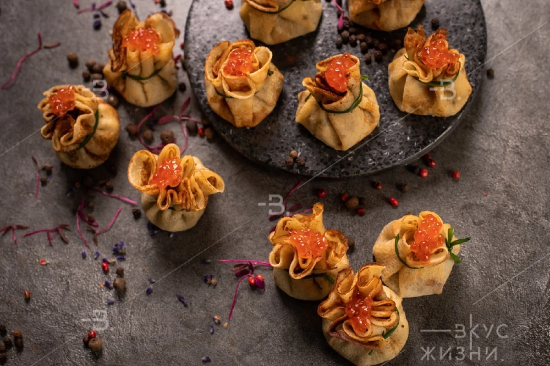 Мини-креп с сёмгой и красной икрой