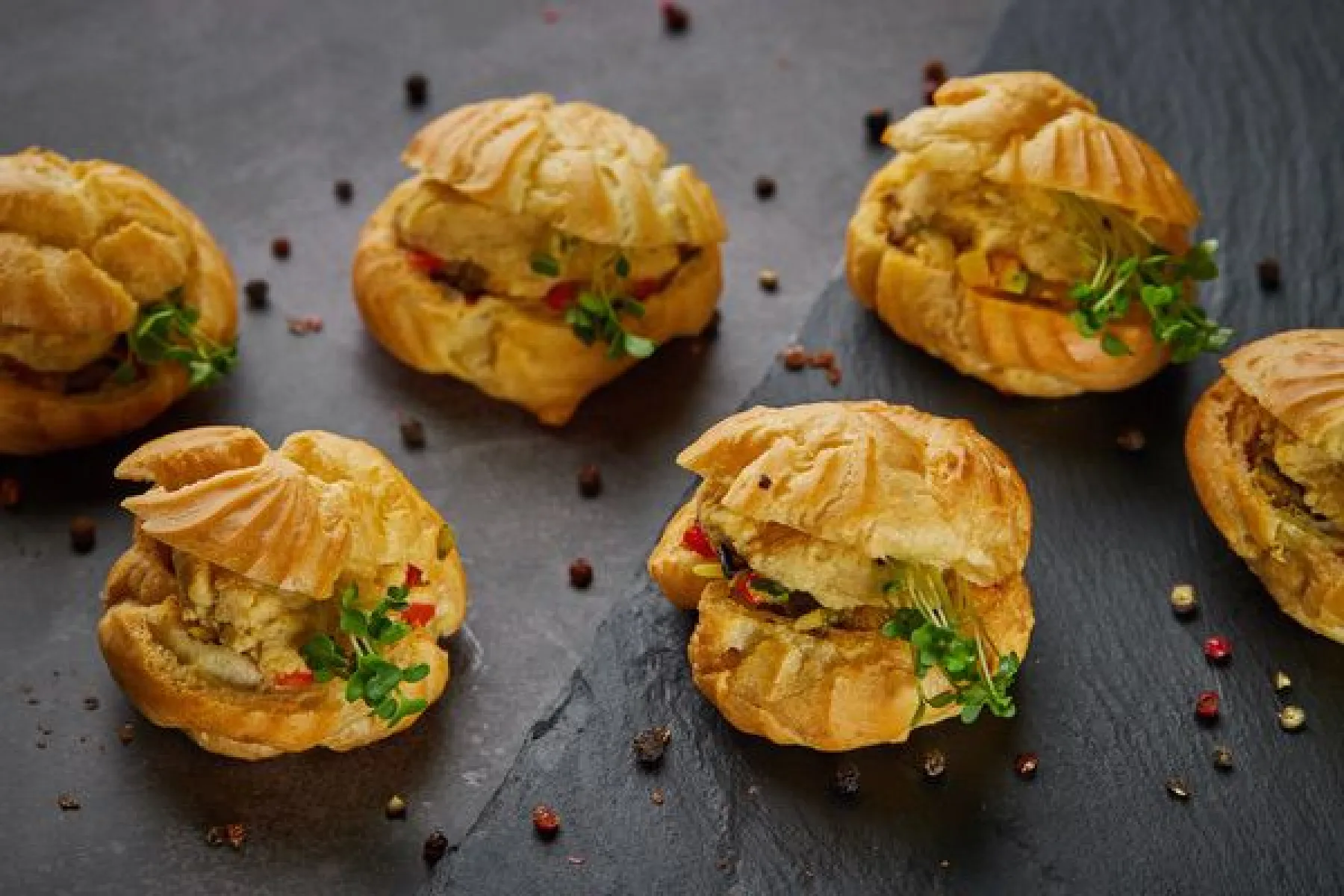 Профитроли с печеными овощами и хумусом