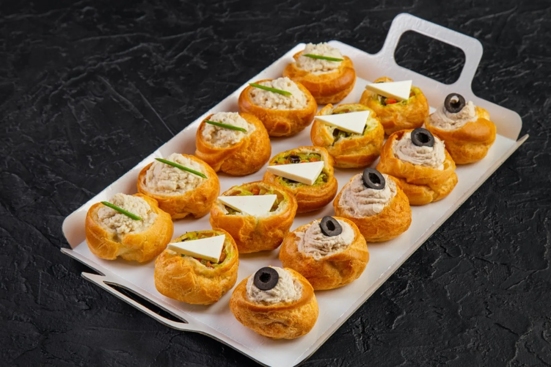 Сет профитроли с муссом из тунца, курицы и запеченных овощей с брынзой