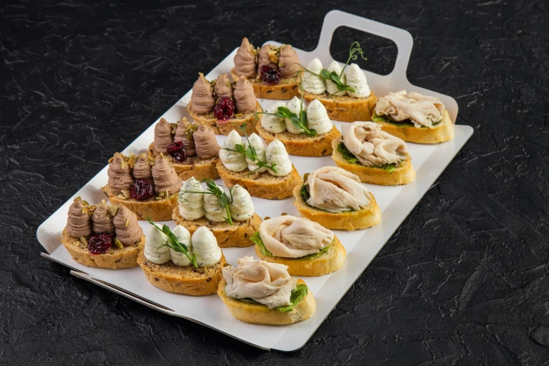 Сет с брускеттами с муссами и курицы су-вид