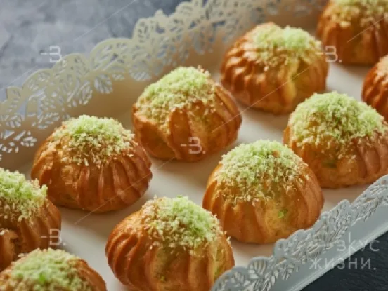 Профитролли с заварным кремом и фисташковой крошкой