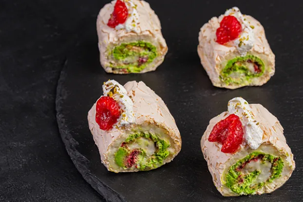 Меренговый рулет с фисташками