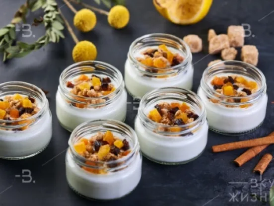 Йогурт с гранолой и сухофруктами