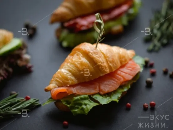 Мини-круассан с сёмгой, руколой и вялеными томатами