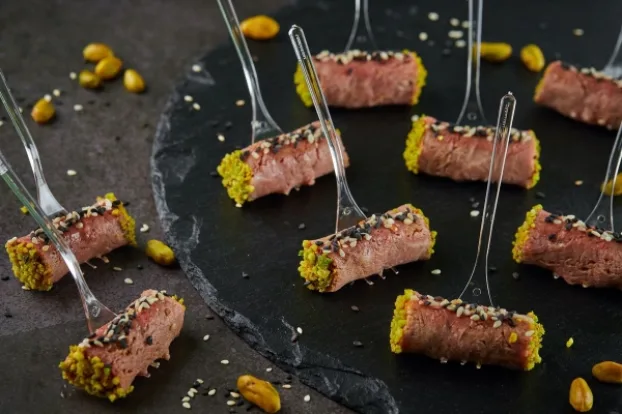 Канапе Ростбиф с овощами, фисташками и кунжутом