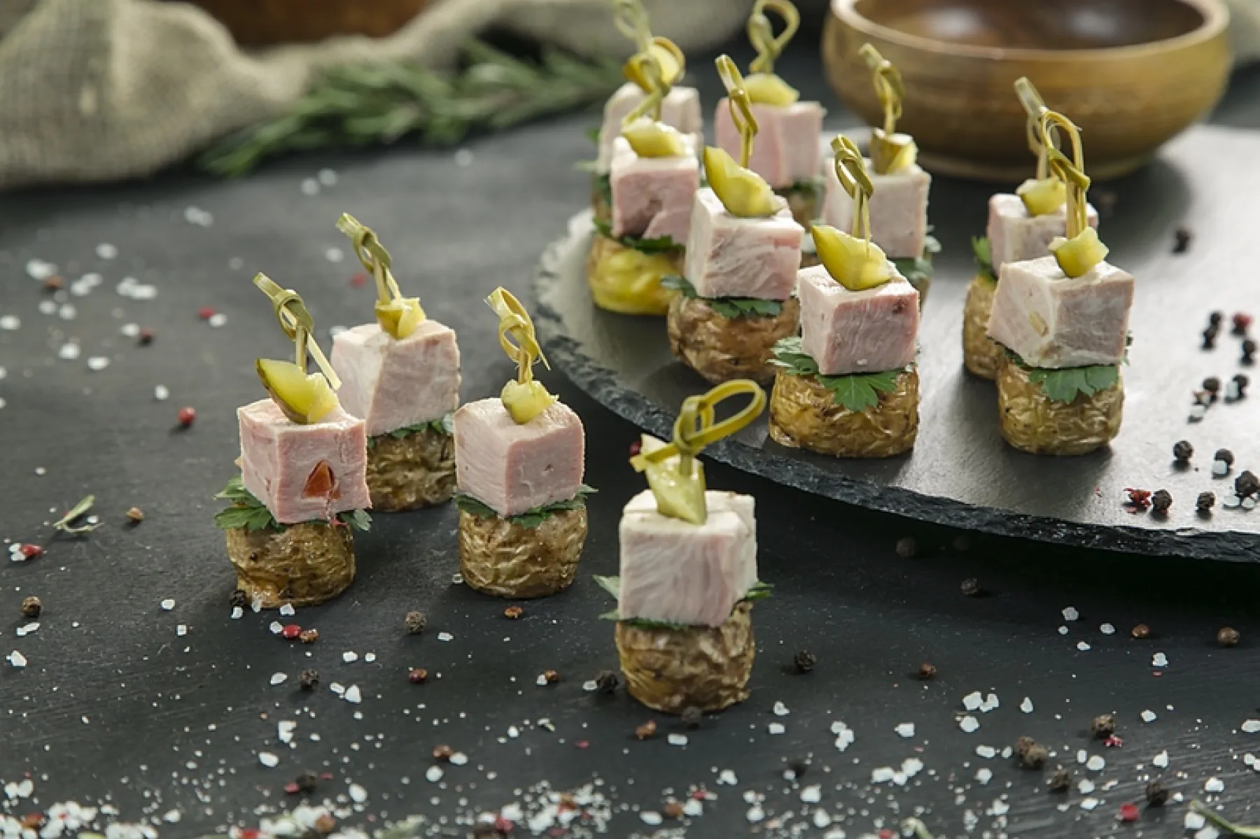 Канапе Буженина с бэйби картофелем и корнишоном