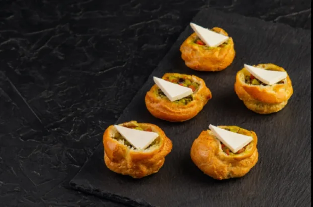 Сет профитроли с муссом из тунца, курицы и запеченных овощей с брынзой/фото