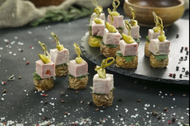 Канапе Буженина с бэйби картофелем и корнишоном/фото